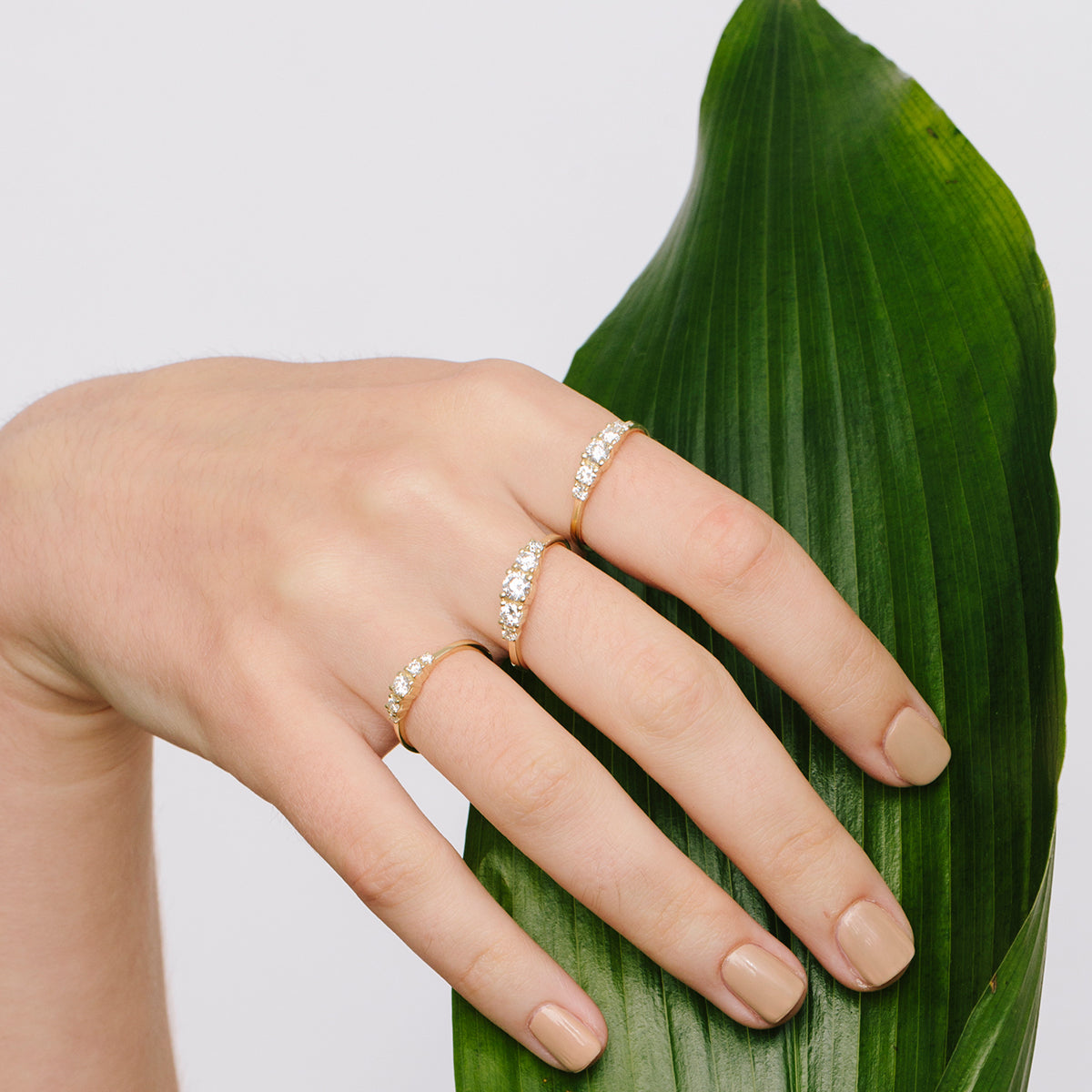 A gold ring inlaid with 5 diamonds, 25 points, inlaid with teeth