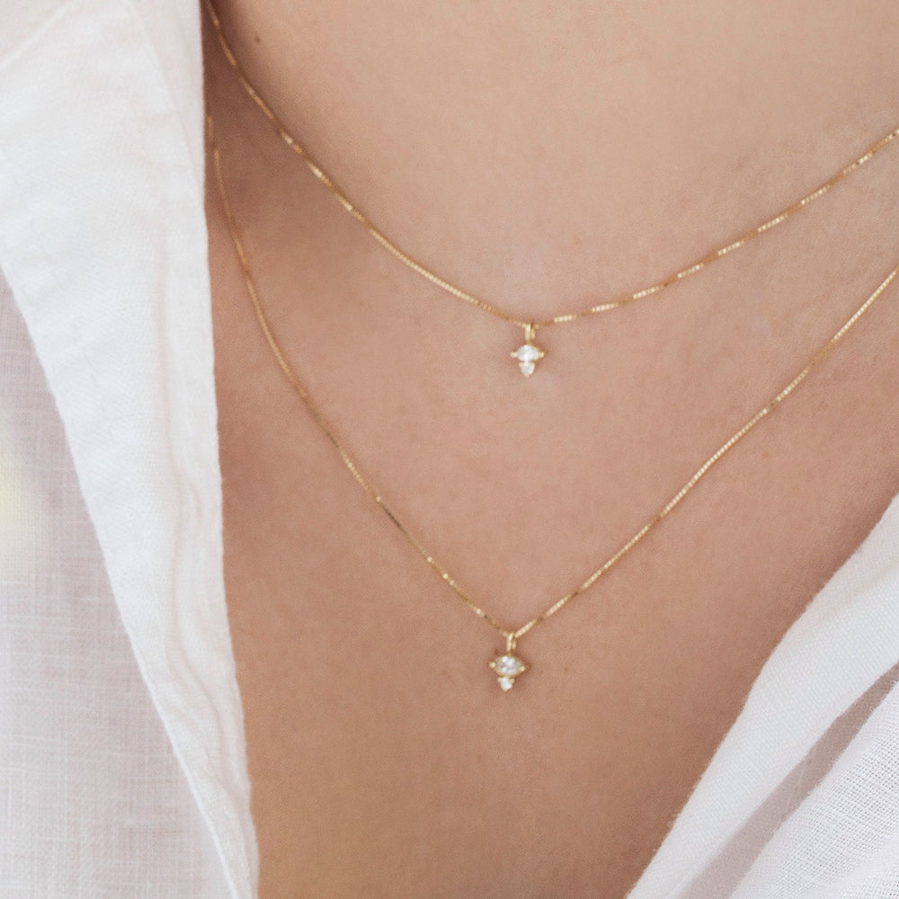 Fine gold chain with a diamond pendant combined with a marquise-cut diamond (7 points) and a round diamond