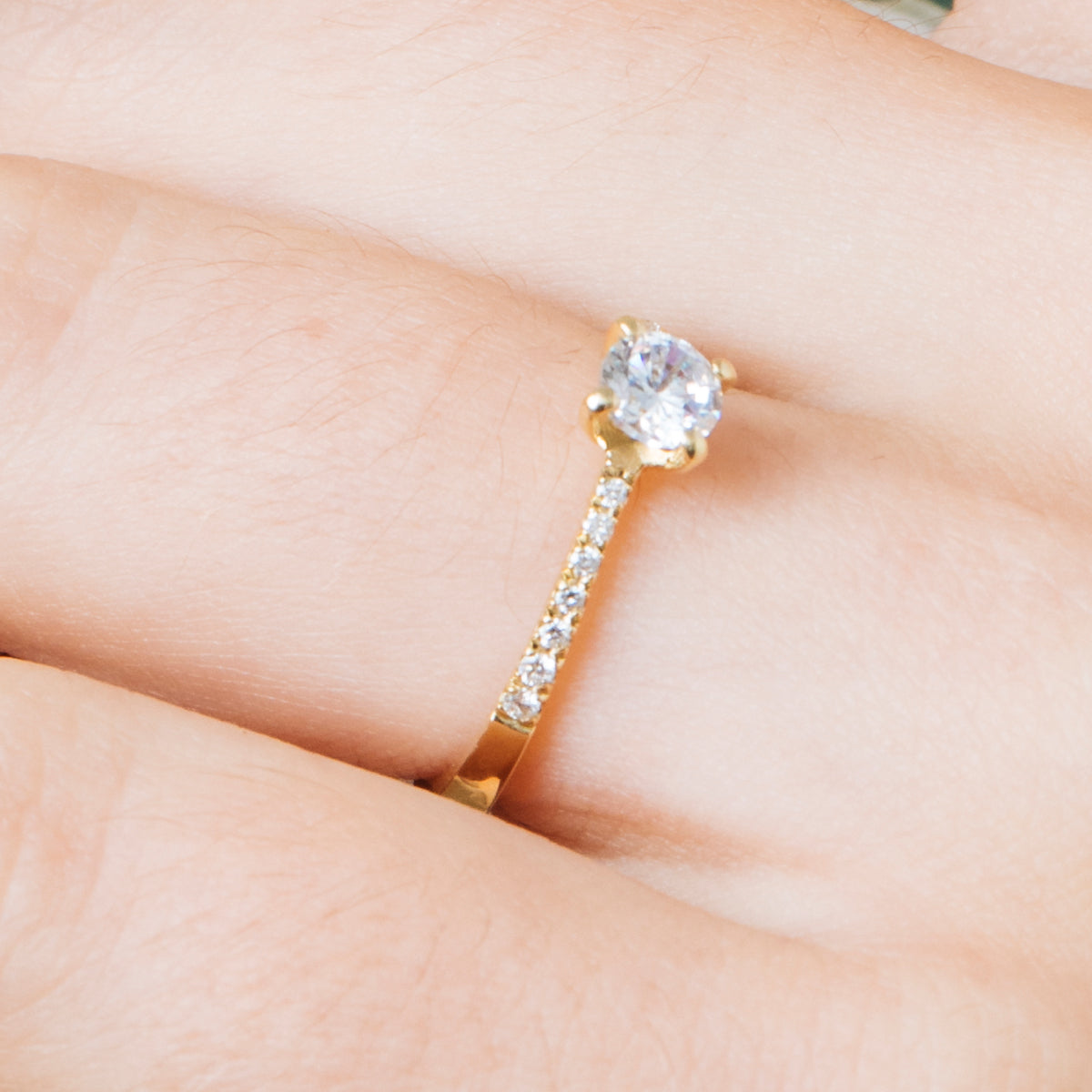 Solitaire gold ring set with a round diamond