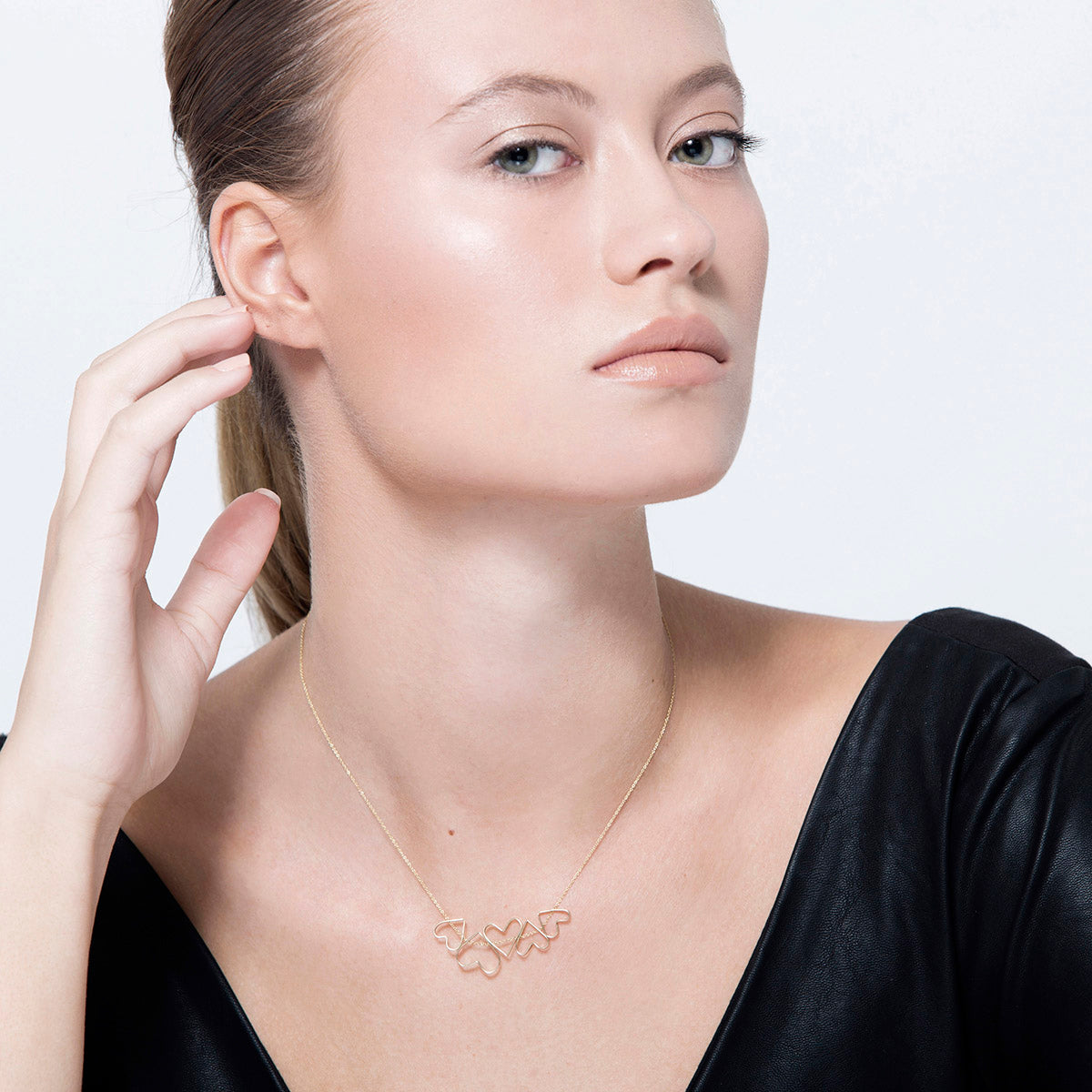 A chain of gold hearts in varying sizes that move