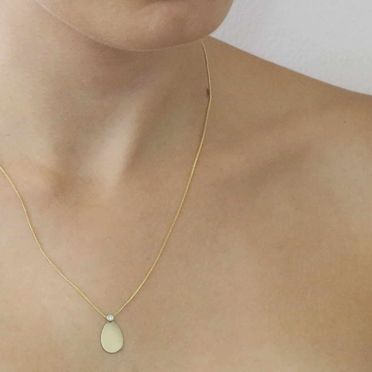 Asymmetric gold name necklace with name and diamond engraving