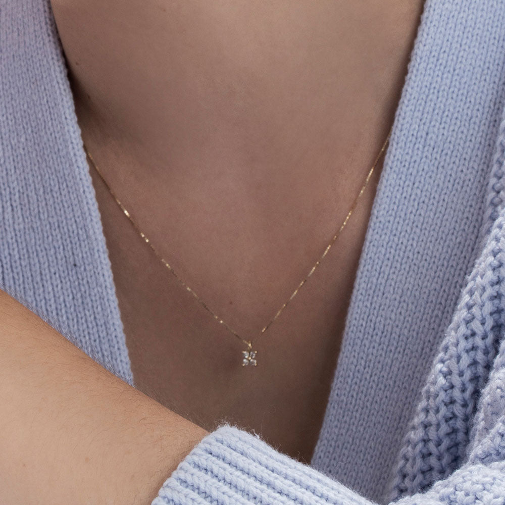 Fine gold chain set with 4 diamonds in the shape of a horizontal flower