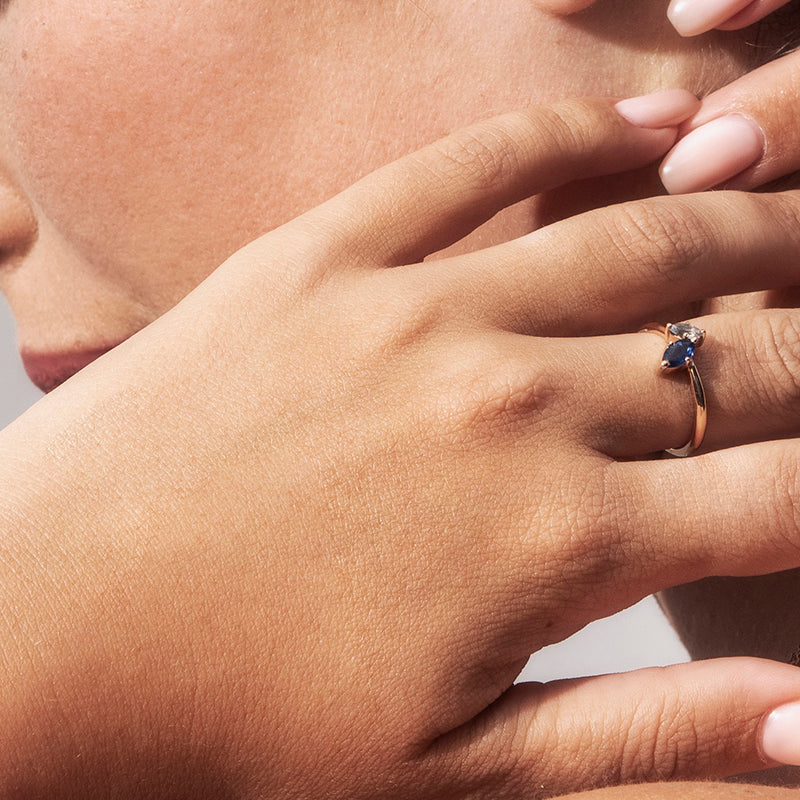 A special gold ring inlaid with sapphire and blue topaz in the shape of a marquise