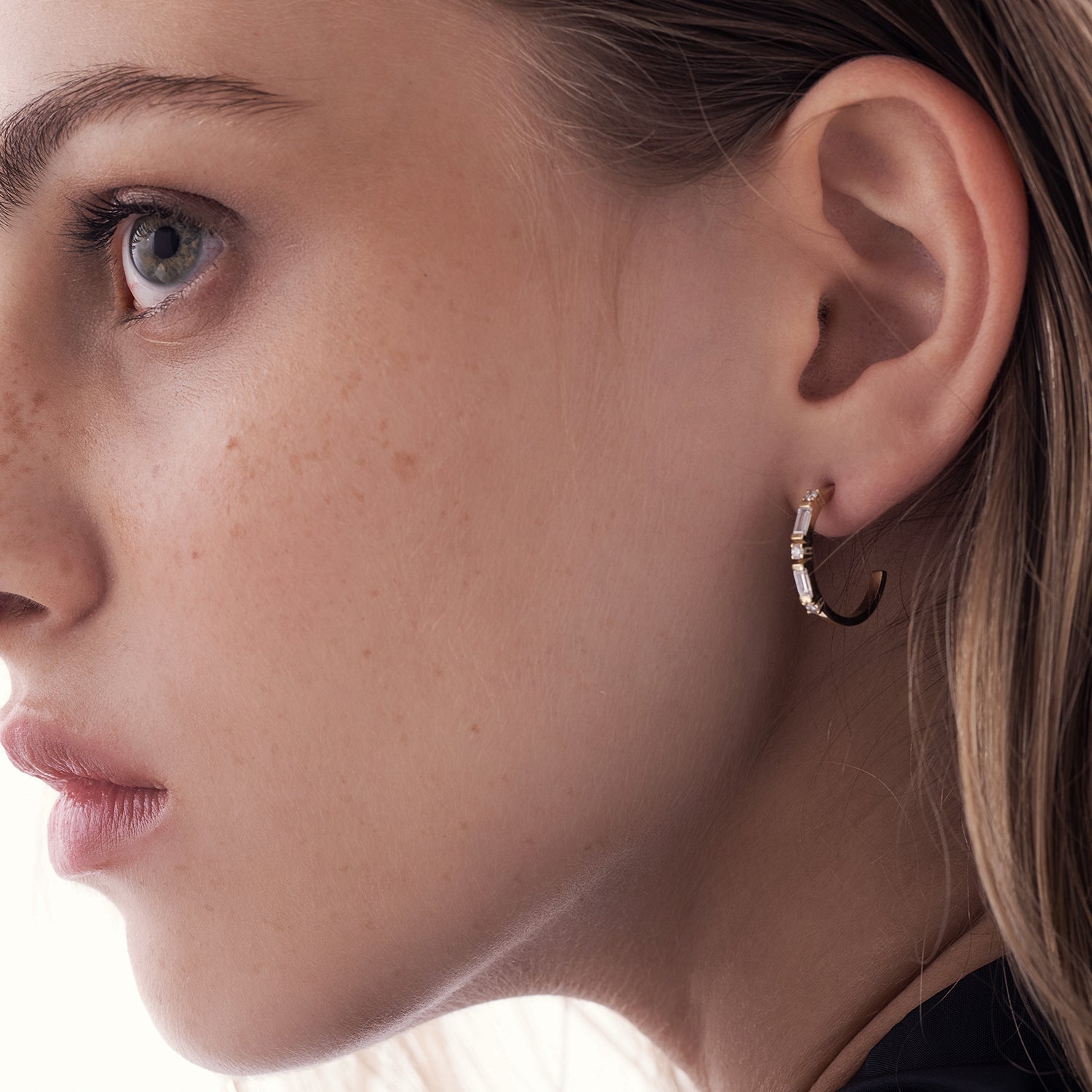 Special gold hoop earrings set with baguette-cut laboratory diamonds