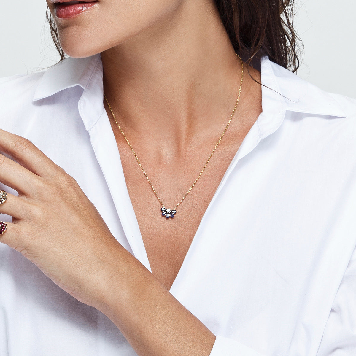 Gold chain set with 5 iolite stones and a diamond