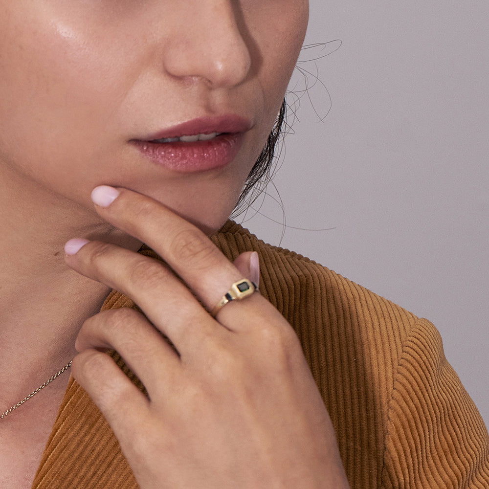 A special rectangular gold ring, inlaid with green tourmaline combined with black enamel