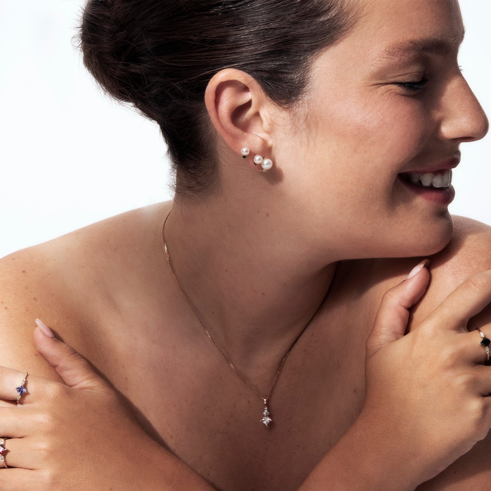 Stud earrings with pearls and rubies