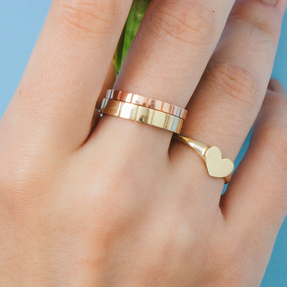 A heart seal gold ring