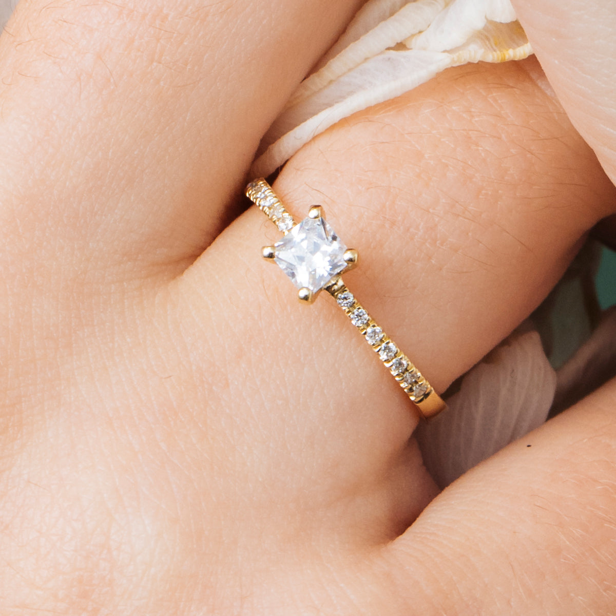 Solitaire ring set with a princess diamond