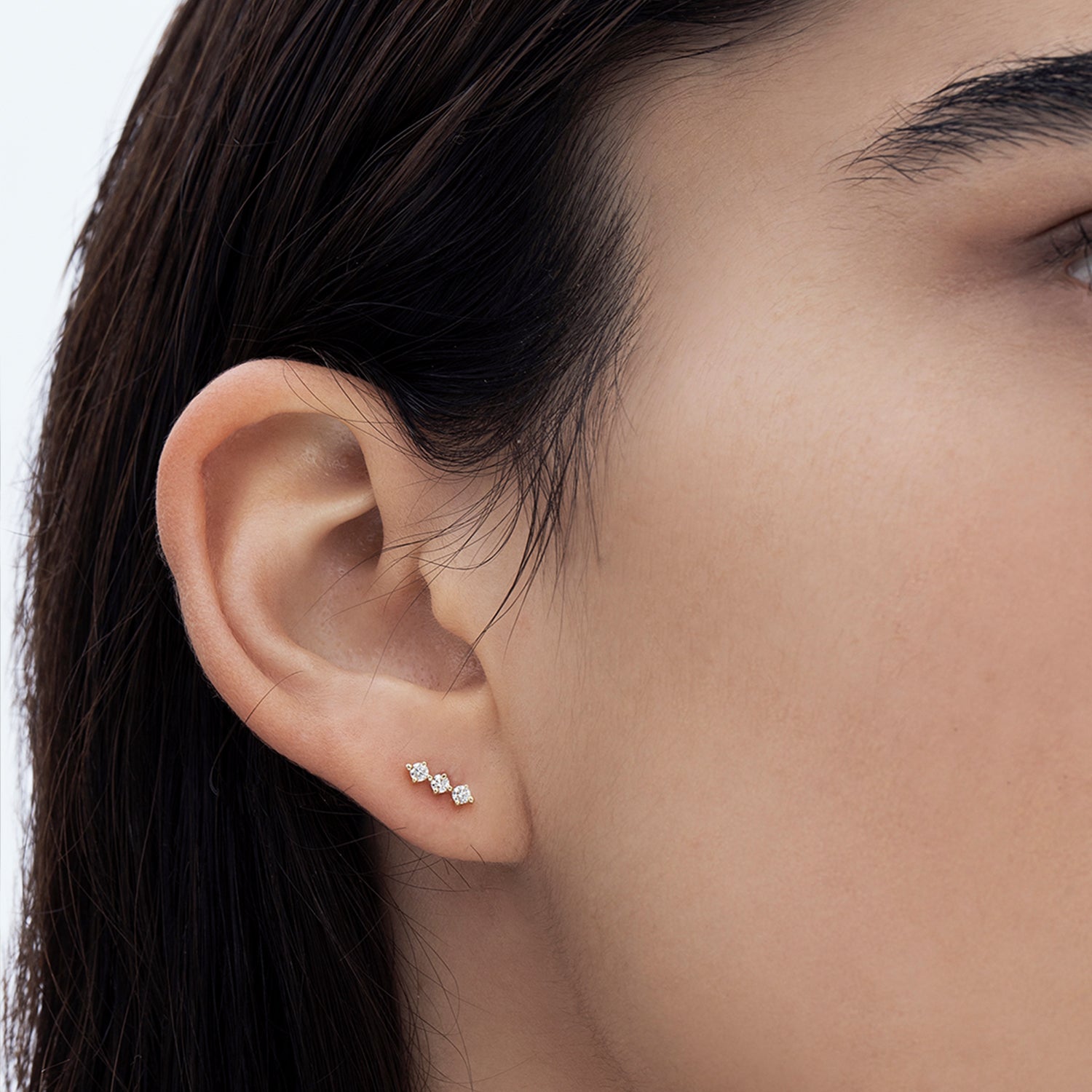 Stud earrings studded with 3 white diamonds