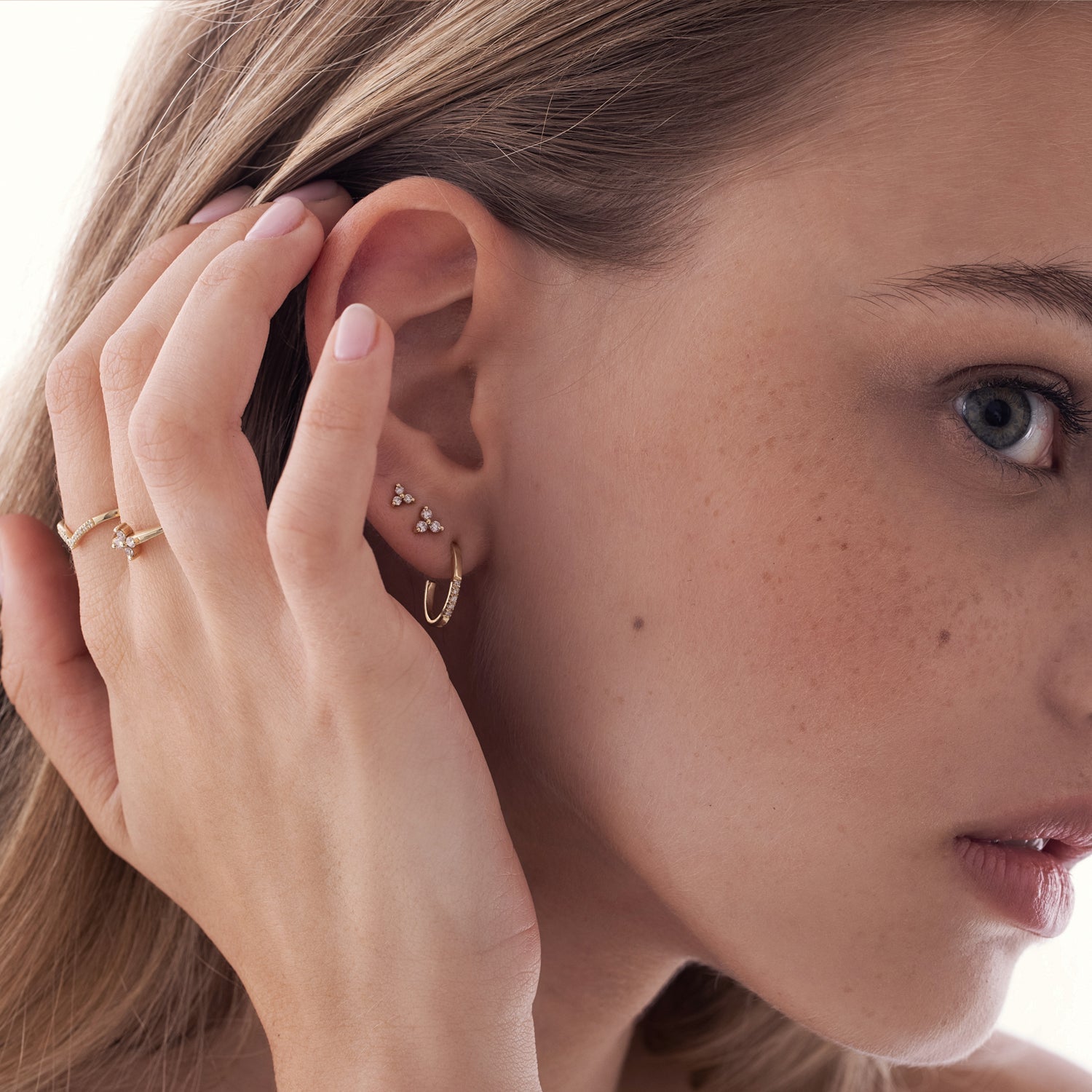 Gold stud earrings inlaid with 3 white diamonds