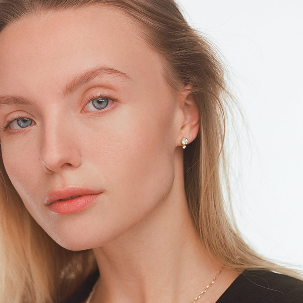 Close-fitting lab diamond earrings, special, set with a lab diamond