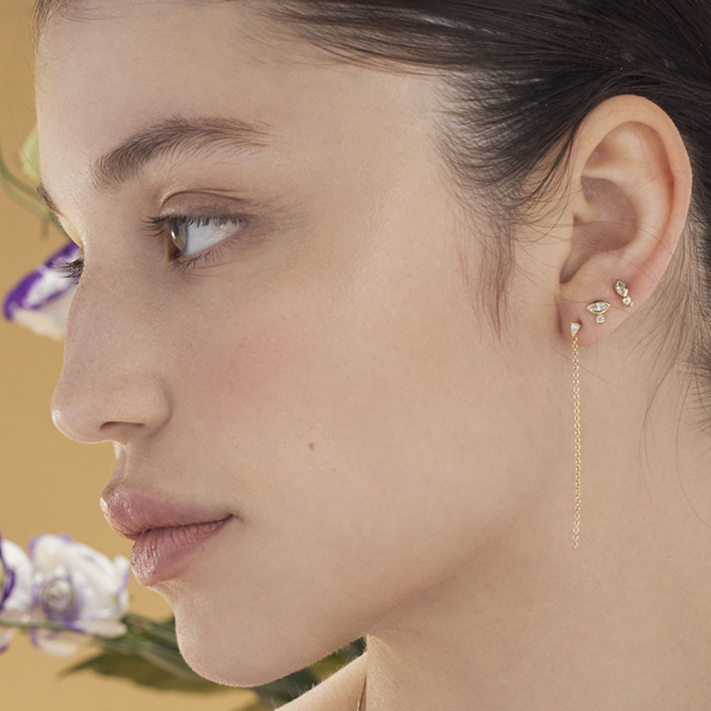 A single (!) special close-fitting earring set with a marquise-cut natural diamond (7 points) and a round-cut natural diamond with a ruby setting