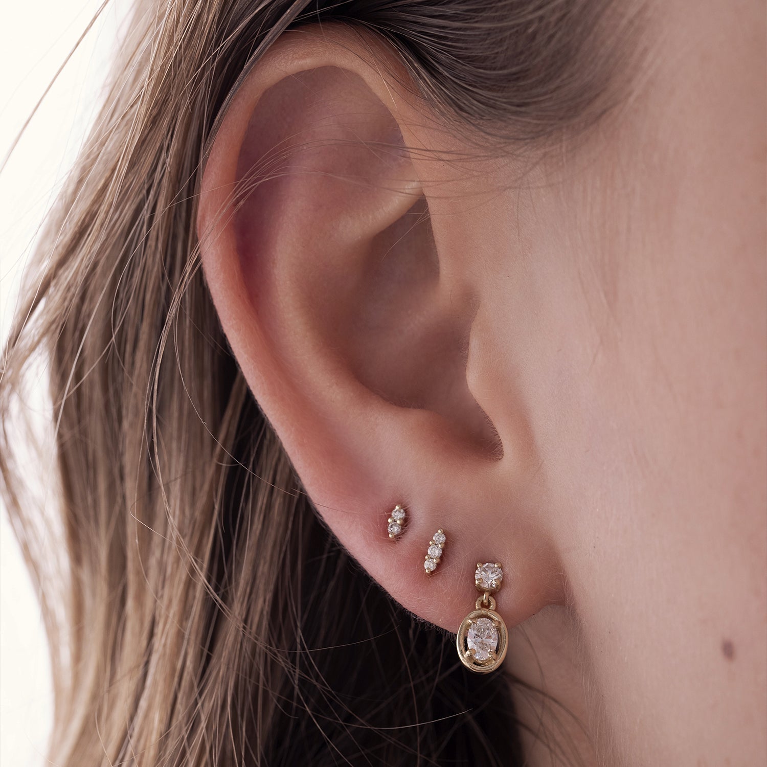 Close-fitting dangling lab diamond earrings in a round and oval cut