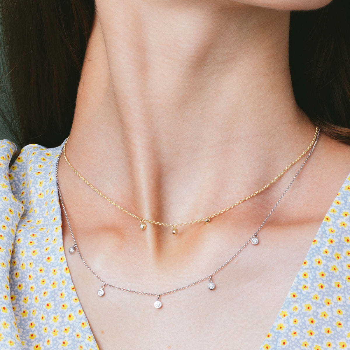 Gold chain set with 5 hanging diamonds