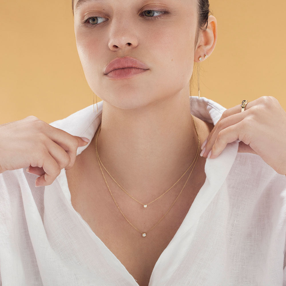 Gold chain earrings inlaid with 0.20 ct diamonds in cup setting, gold frame frame