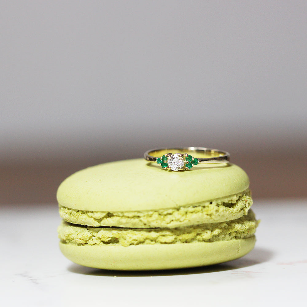 Engagement ring set with a central diamond 0.20ct and 6 emeralds