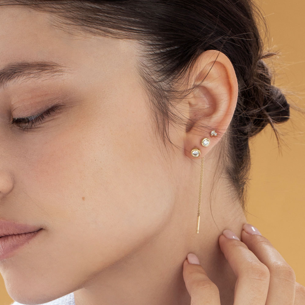 Gold chain earrings inlaid with 0.30 ct diamonds in cup setting, gold frame frame