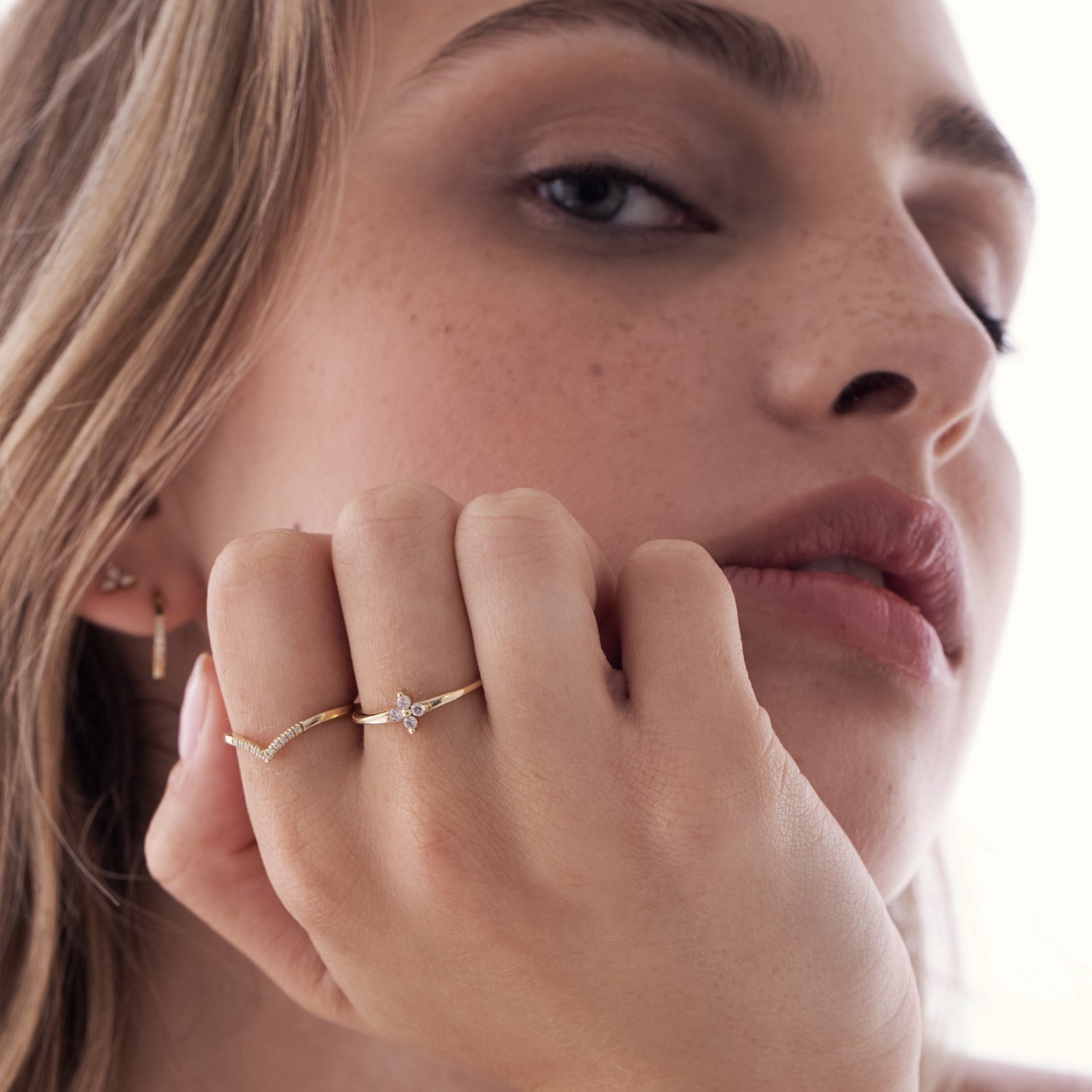 Delicate gold ring with diamonds in the shape of a flower