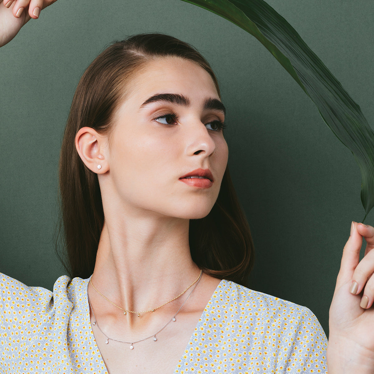 Gold chain set with 5 hanging diamonds