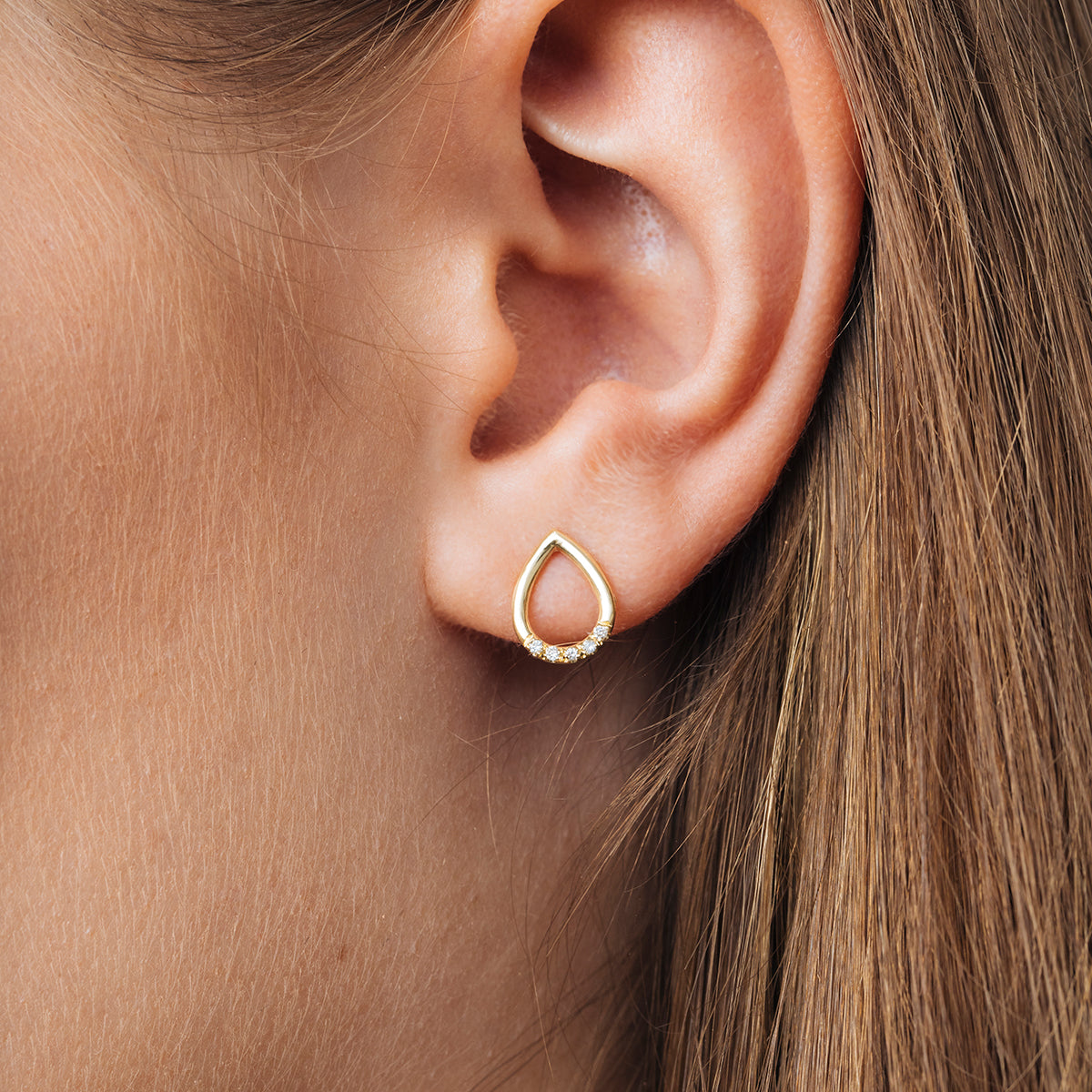 Drop-shaped gold and diamond earrings