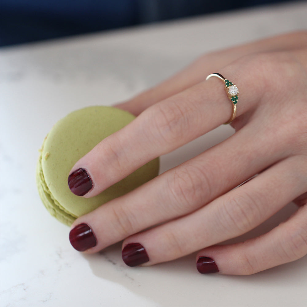 Engagement ring set with a central diamond 0.20ct and 6 emeralds