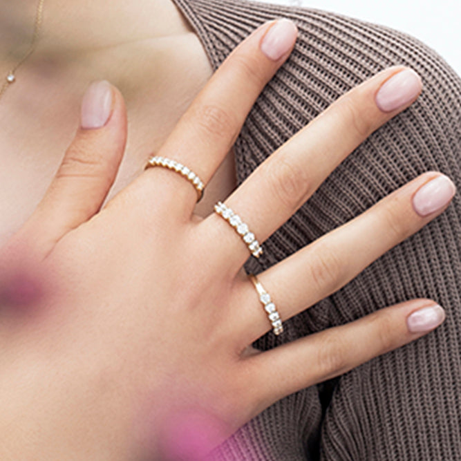 Gold ring with 7 diamonds weighing 15 points per diamond