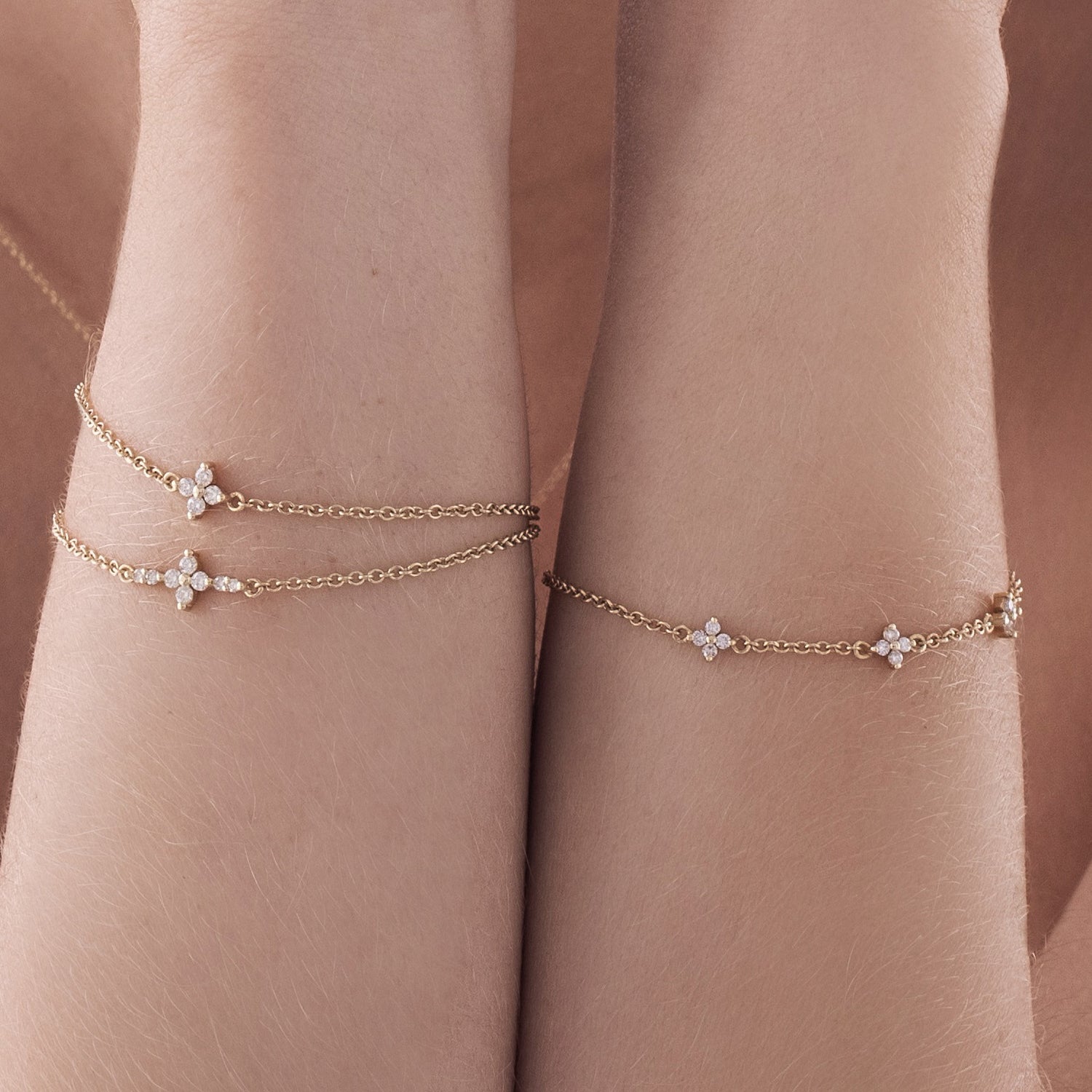 Gold bracelet decorated with 3 pendants in the shape of a flower and white diamonds