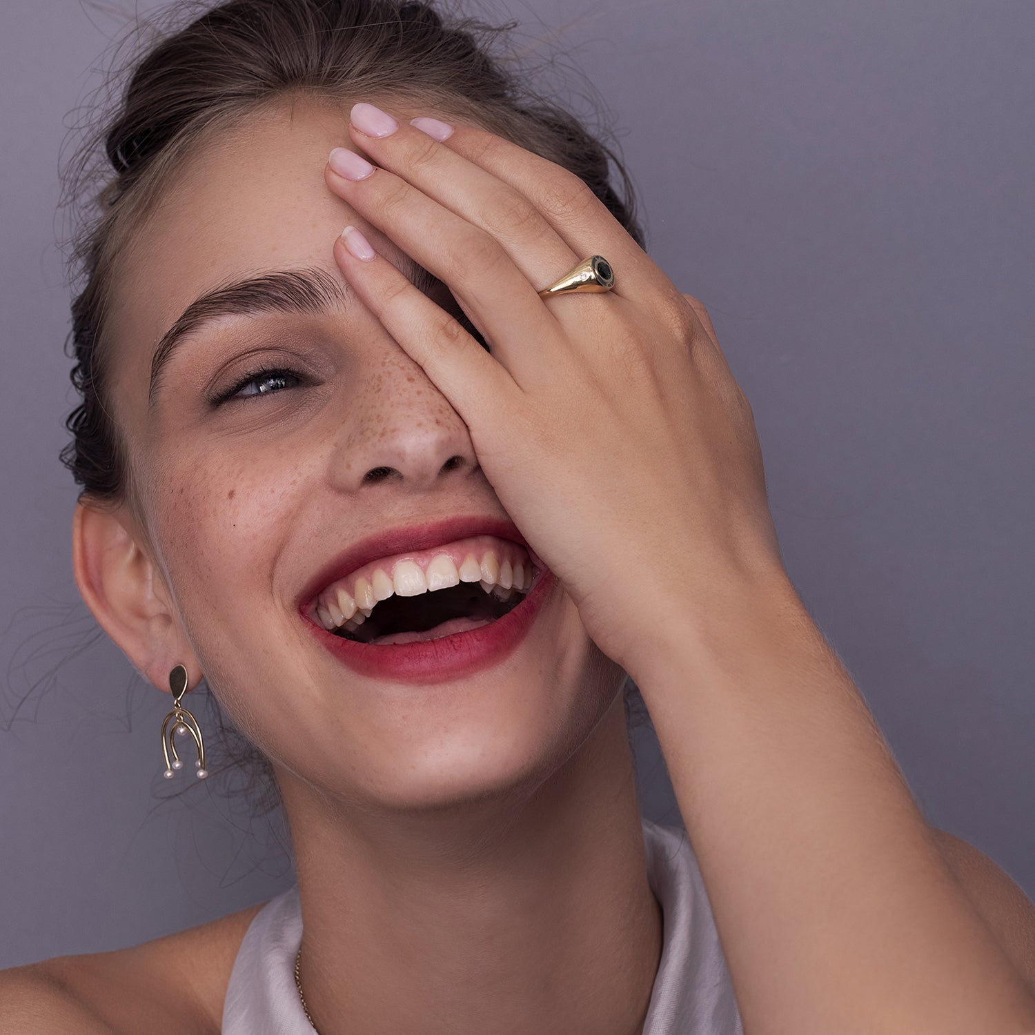A special oval signet ring, inlaid with green tourmaline with enamel