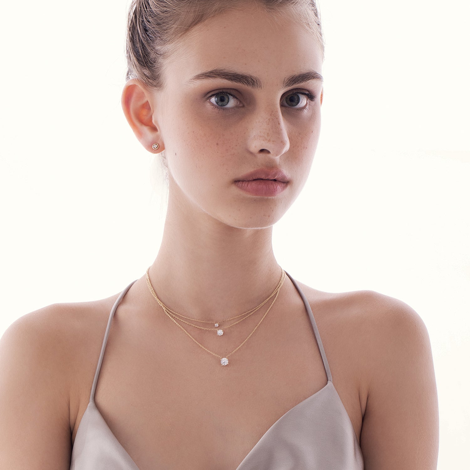 A classic gold chain set with a laboratory diamond weighing 50 points, half a carat