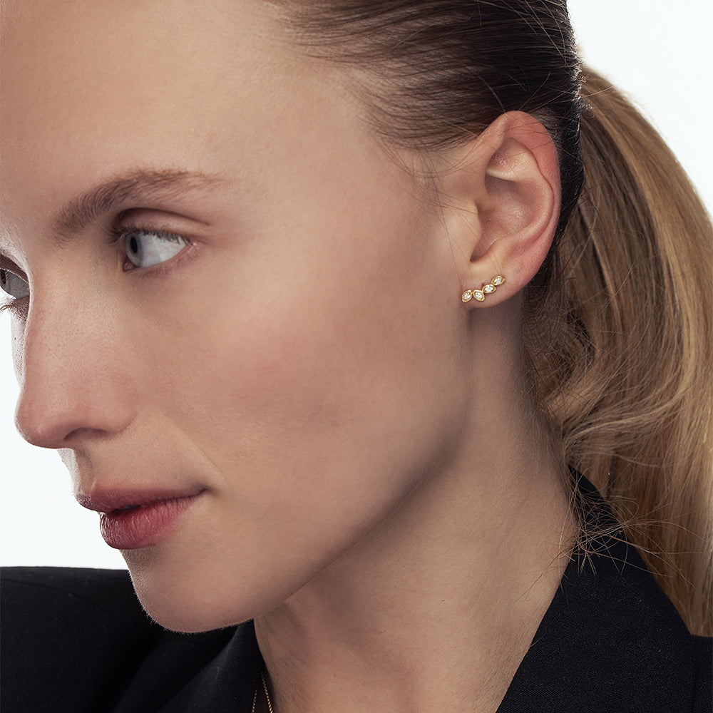 Climbing gold earrings in the shape of four leaves, set with diamonds