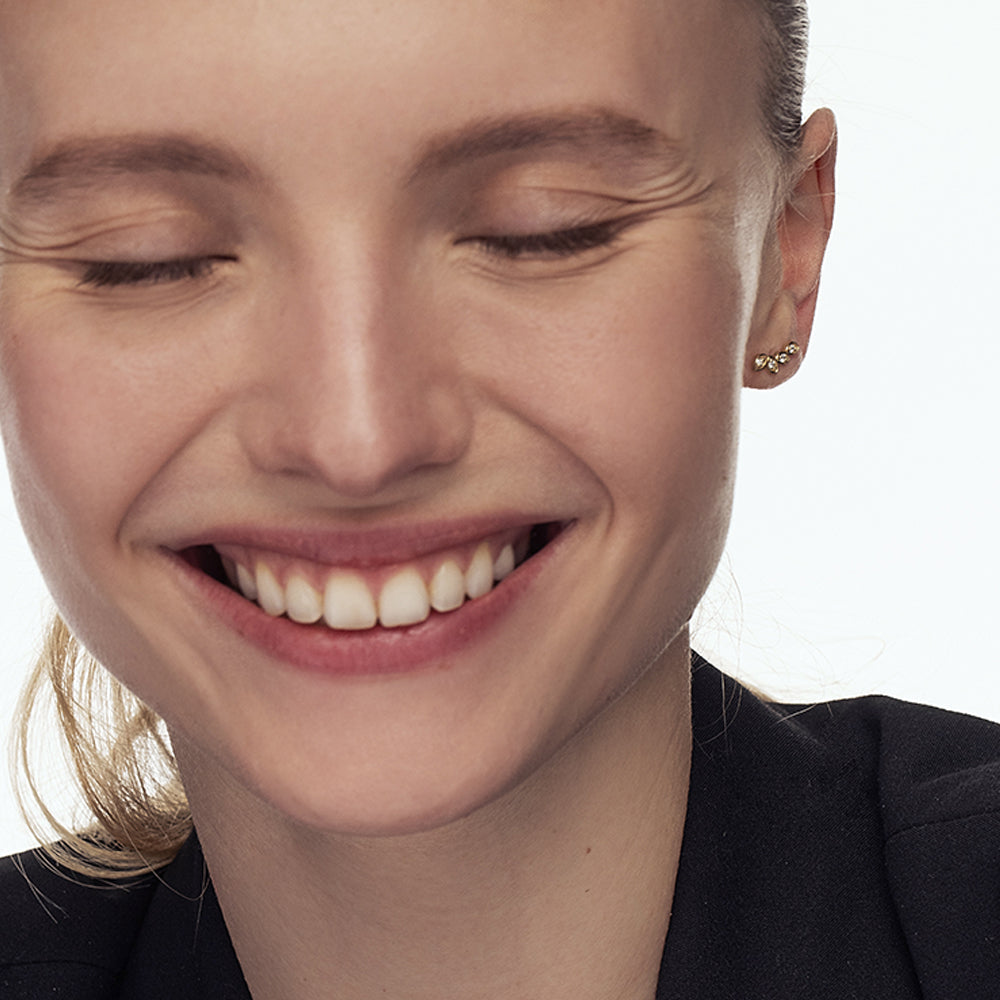Climbing gold earrings in the shape of four leaves, set with diamonds