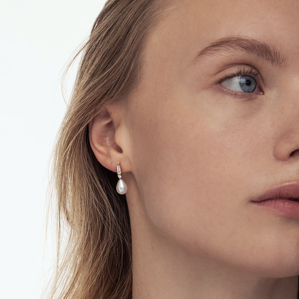 Baguette-cut laboratory diamond earrings combined with pearls