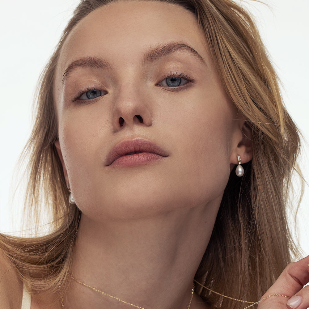 Baguette-cut laboratory diamond earrings combined with pearls