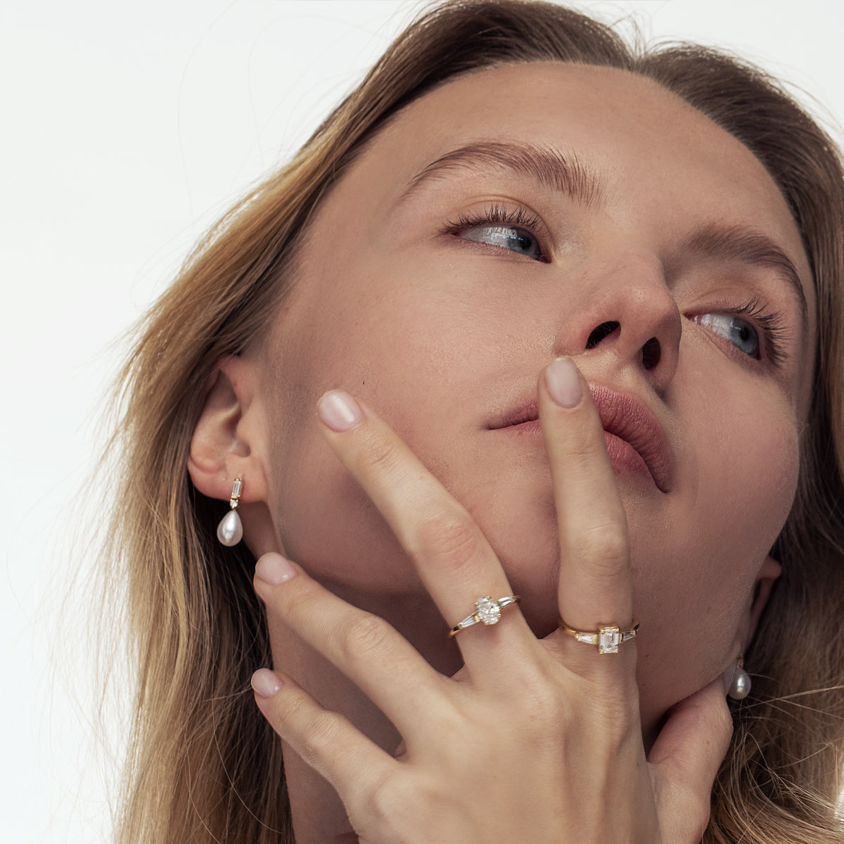 Baguette-cut laboratory diamond earrings combined with pearls