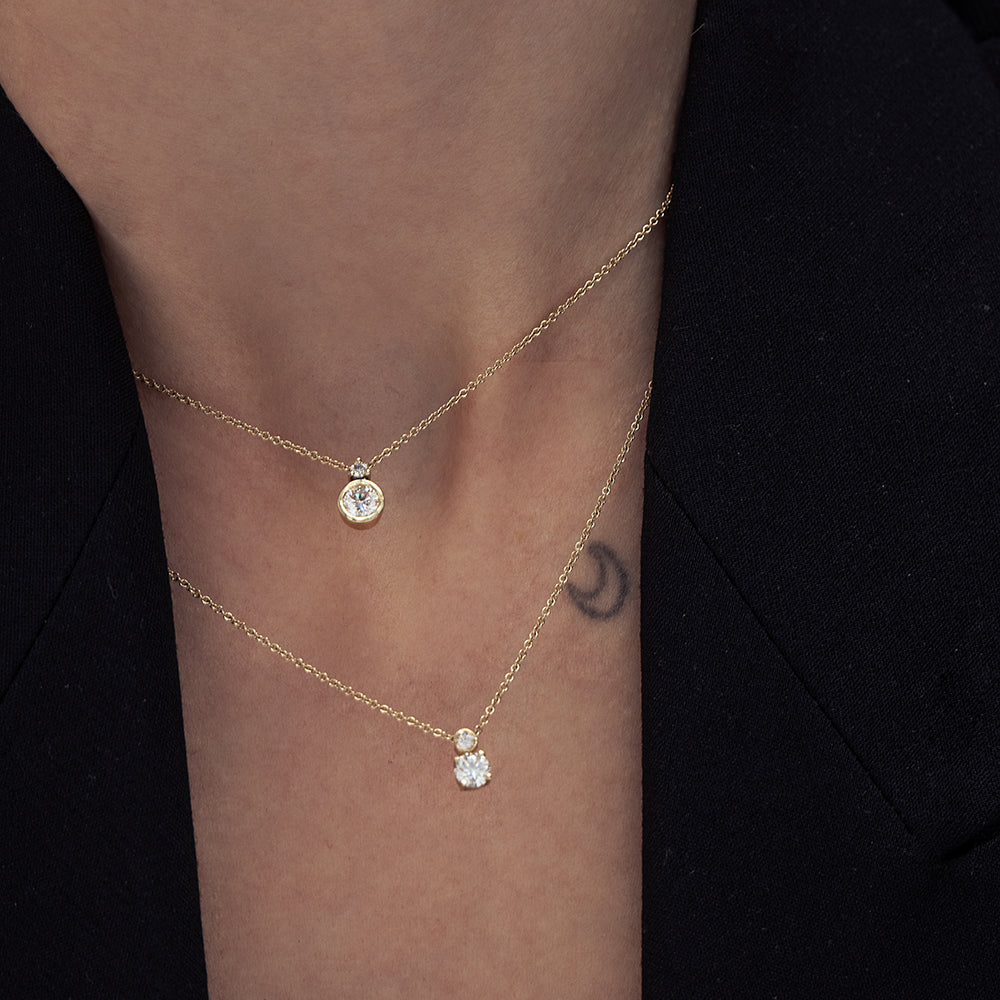 A special gold chain inlaid with laboratory diamonds in two sizes in a combined inlay style