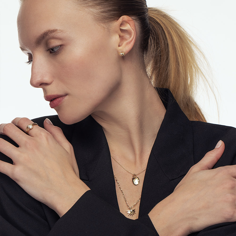 An amorphous gold chain set with three lab diamonds of varying sizes