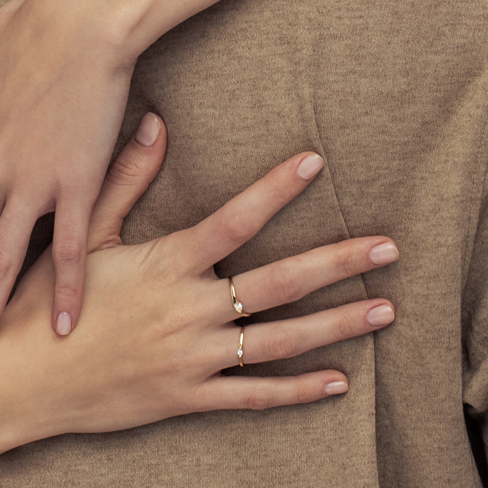 Fine wave gold ring, set with a marquise-cut laboratory diamond