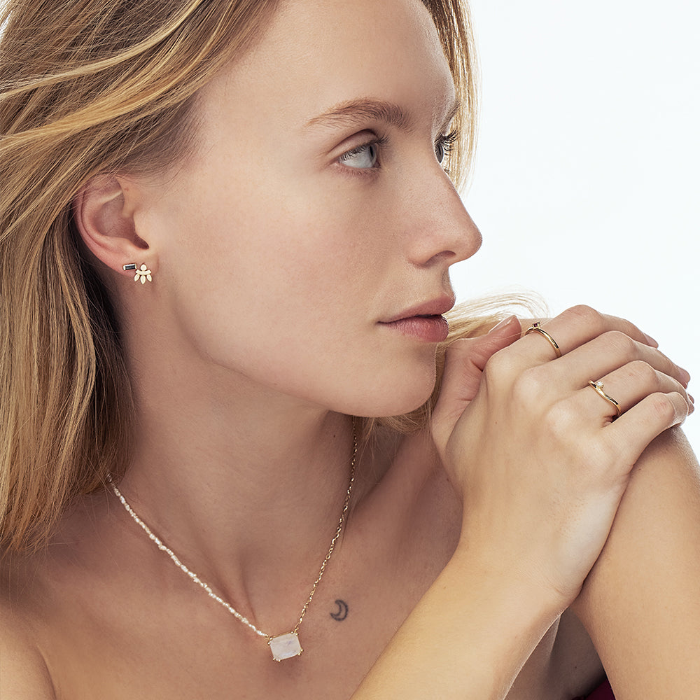 Gold necklace inlaid with moonstone, gold and pearls