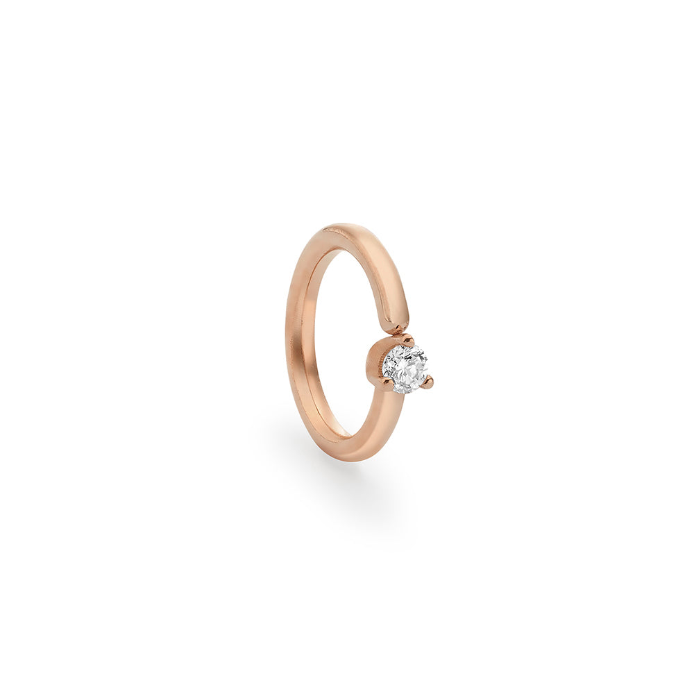 The helix hoop earring set with a 3-point diamond inlaid with teeth
