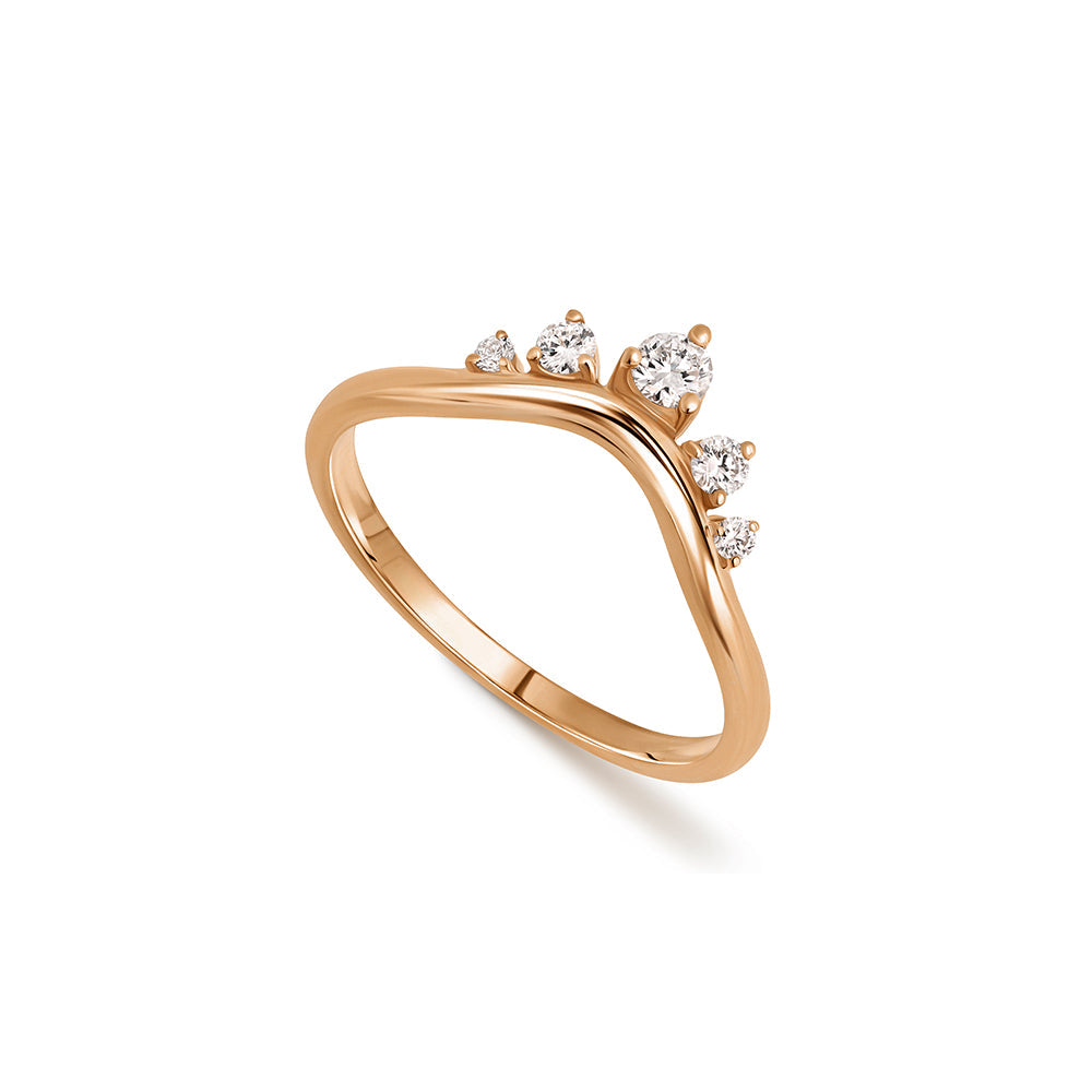 A gold ring in the shape of a wave, a crown set with 5 laboratory diamonds of varying sizes.