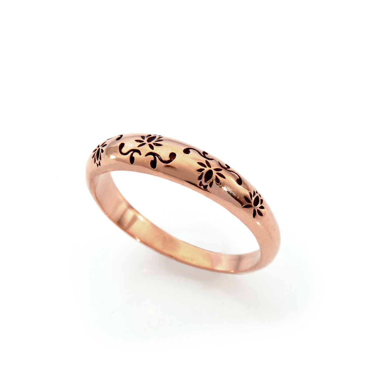 A gold ring with a special flower engraving