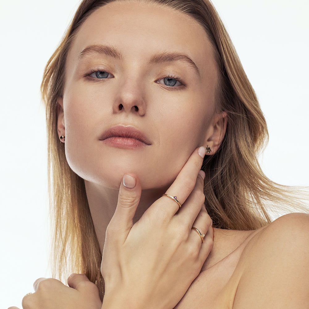 A fine and special gold ring studded with princess rubies