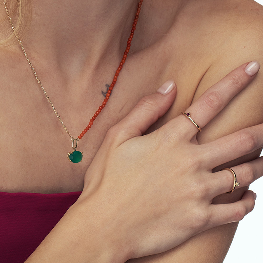 A fine and special gold ring studded with princess rubies