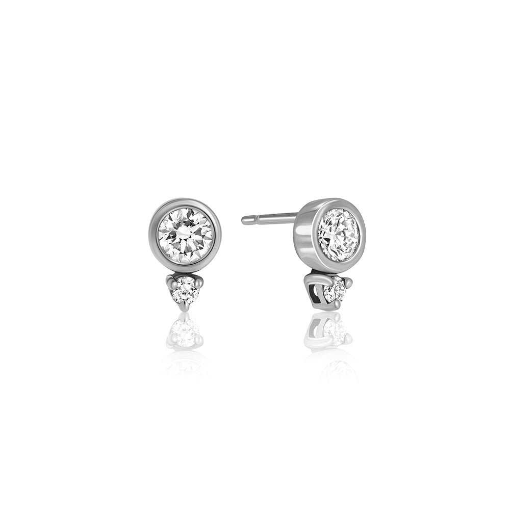 Close-fitting lab diamond earrings, special, set with a lab diamond