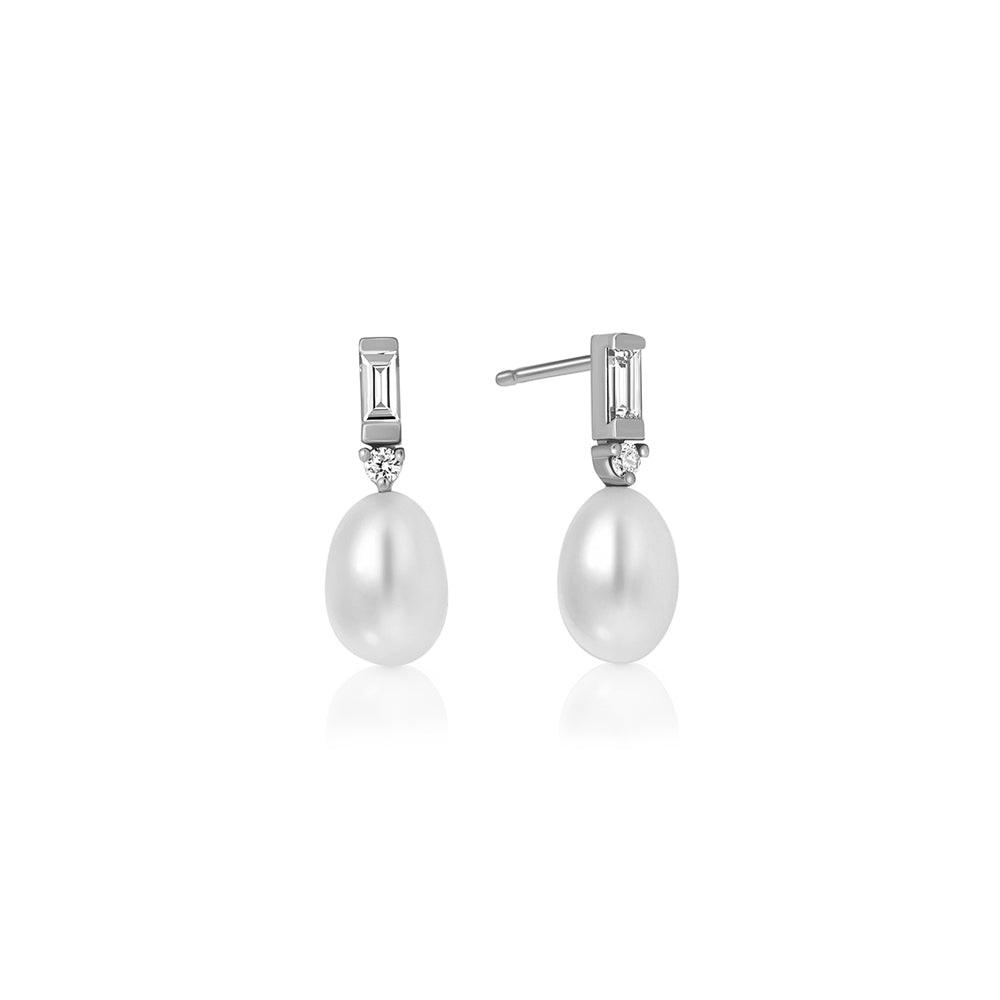 Baguette-cut laboratory diamond earrings combined with pearls