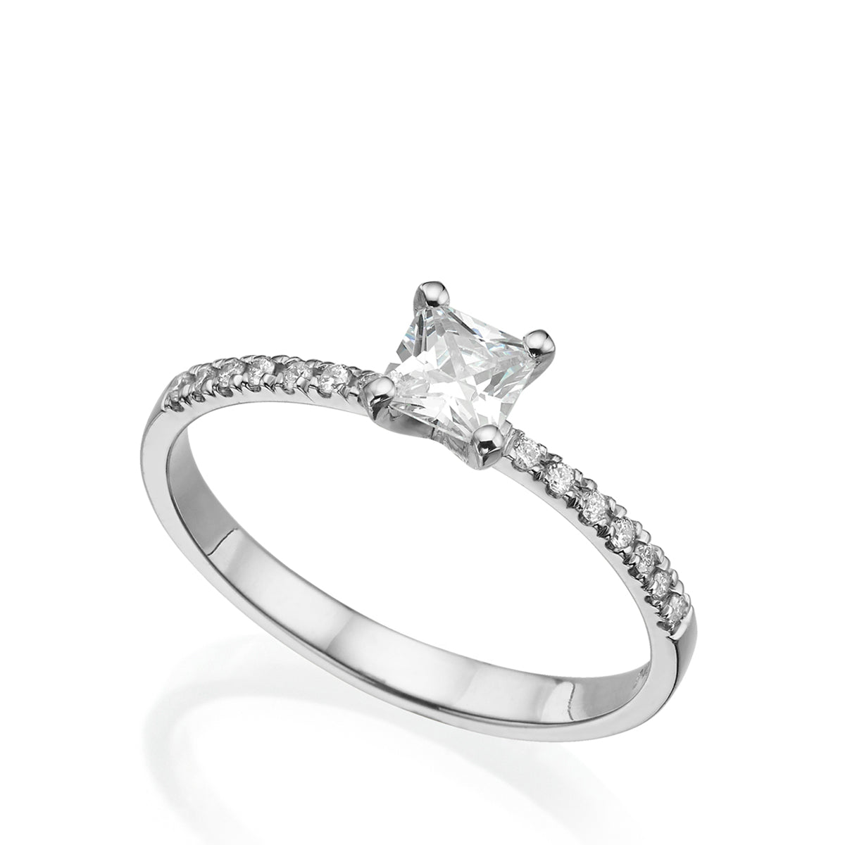 Solitaire ring set with a princess diamond