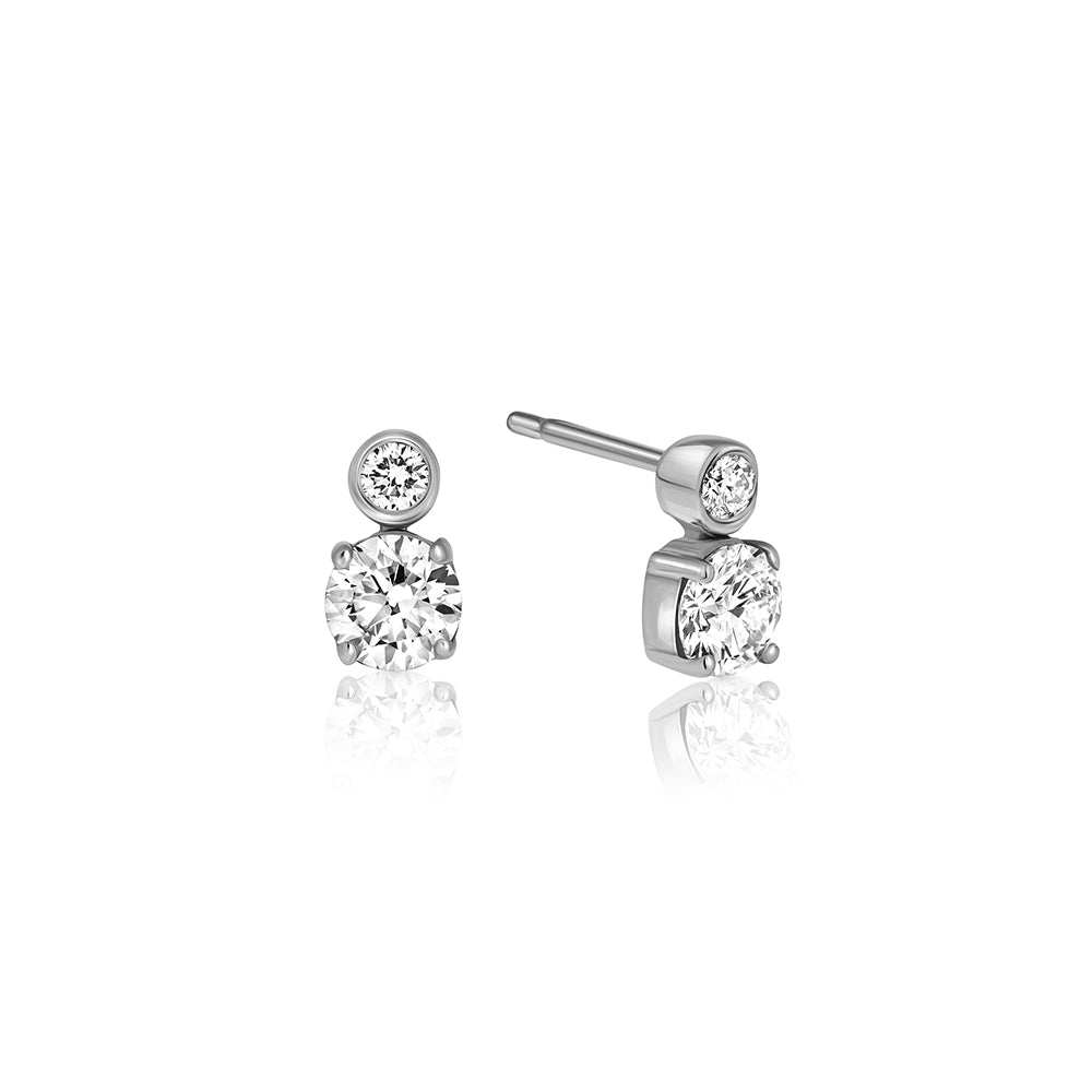 Close-fitting lab diamond earrings, special, set with two sizes of diamonds