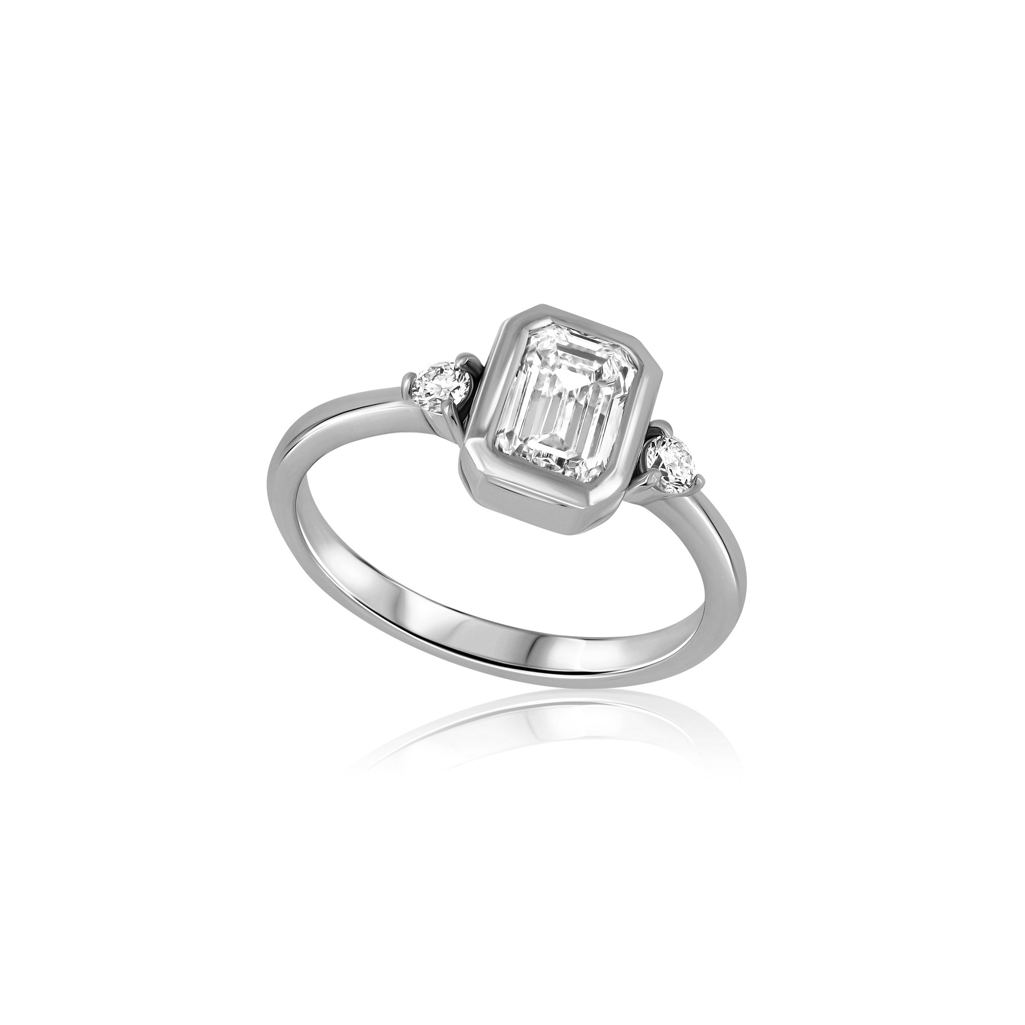 An impressive engagement ring set with laboratory diamonds