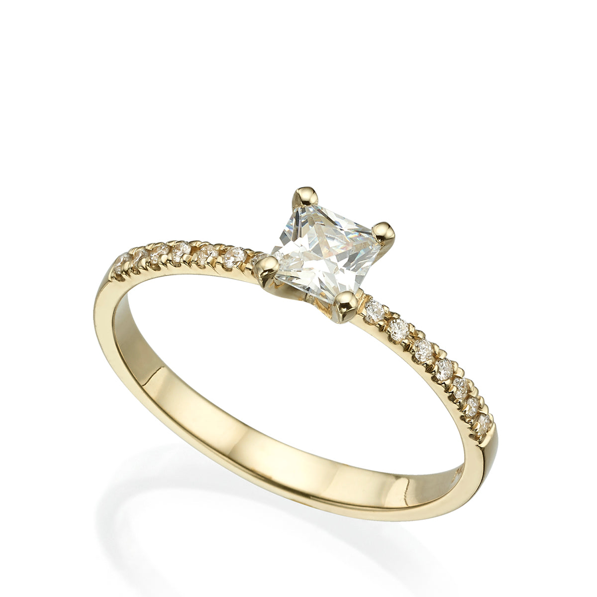 Solitaire ring set with a princess diamond
